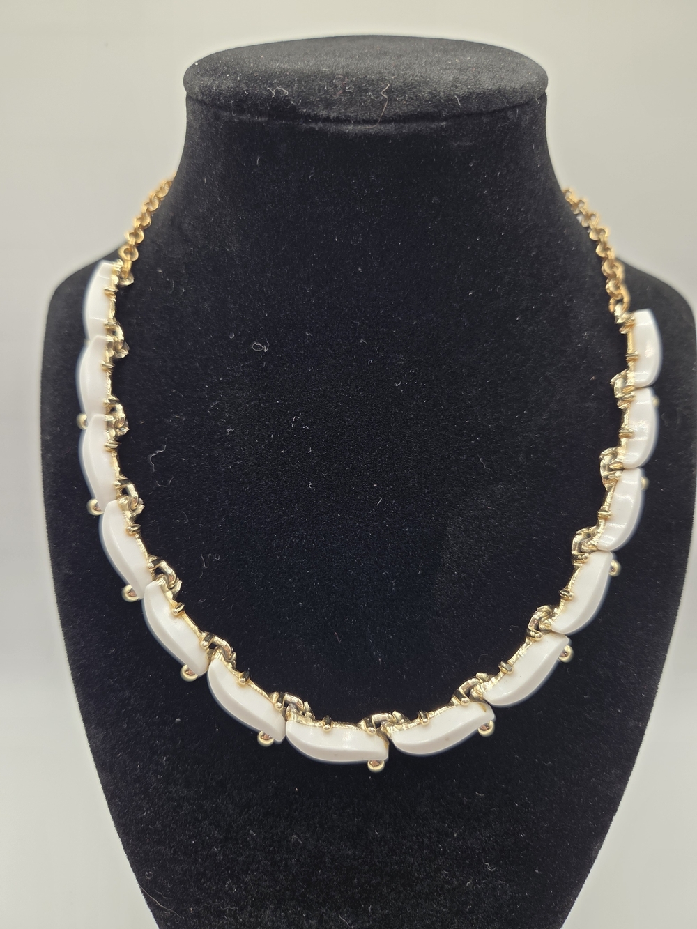 1662. Vintage White Enamel Link Necklace
